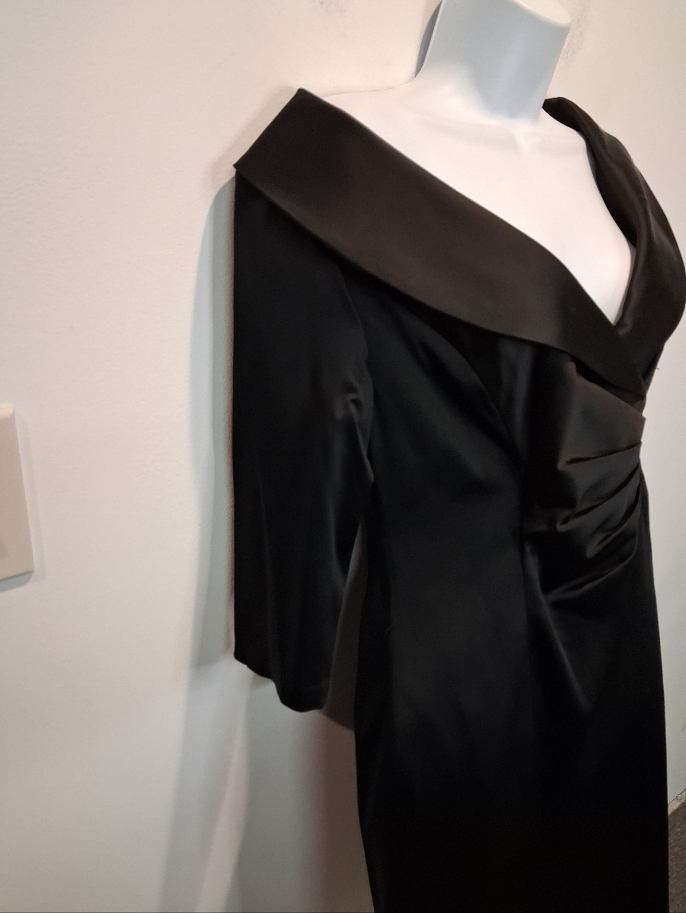 Kay Unger Size 8 Black Satin Sheath Cocktail Drees - Picture 3 of 6